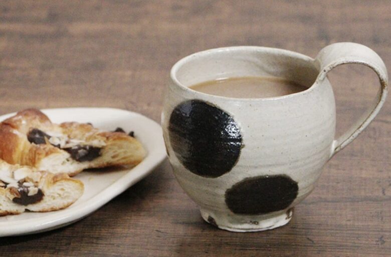 お気に入りの陶器製マグカップでコーヒータイムをもっと楽しみましょう！